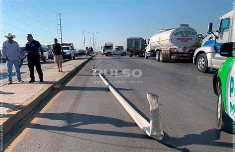 Camioneta Choca Contra Veh Culo De Carga Y Un Poste De Alumbrado En