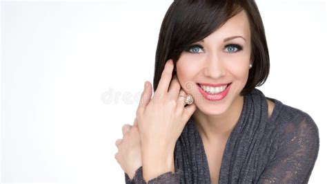 Belle Jeune Femme Blonde Avec La Peau Parfaite Touchant Son Visage Traitement Facial