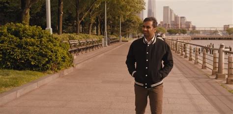 Master of None Το ακομπλεξάριστο ανδρικό Sex and the City Parallaxi