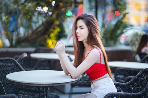 Hot girl chuyển giới Linda sexy trước khi mặt bị biến dạng