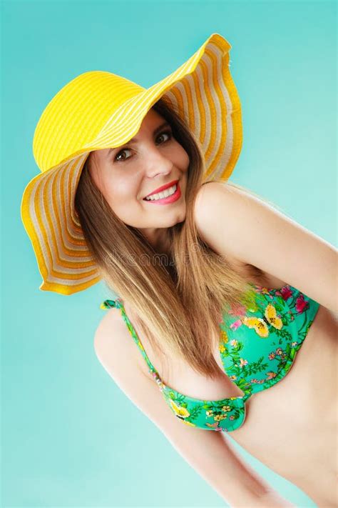 Femme En Portrait Jaune De Chapeau Et De Bikini Image Stock Image Du Swimwear Verticale