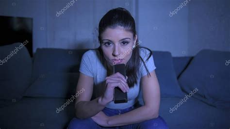 joven hermosa y feliz latina en su s celebración de TV remo