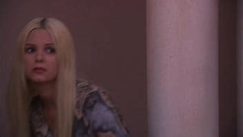 Hermoso trío al aire libre en una piscina XVIDEOS