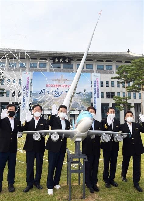 통합신공항 성공기원 조형물 제막하는 이철우지사 네이트 뉴스