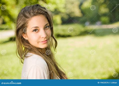 Schitterende Jonge Brunette In Het Park Stock Foto Image Of Gelukkig Camera