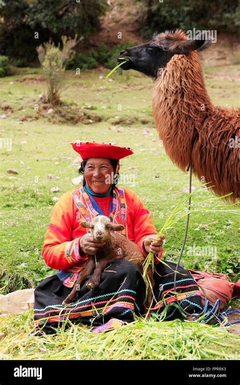 Per Los Andes Cusco El Valle Sagrado Una Mujer Quechua Con Una