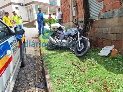 Motociclista Morre Ao Colidir Rvore E Muro No Parque Caravelas Em