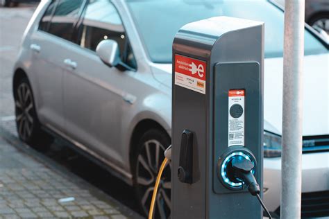 Come Ricaricare Un Auto Elettrica Alla Colonnina La Guida