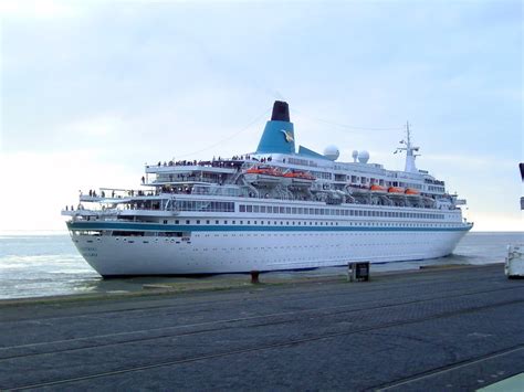 File:Cruise ship Albatros 2011-08-01.jpg - Wikimedia Commons