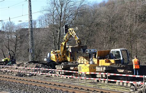 Nach Hangrutsch In Wuppertal Bahn Versetzt Gleis