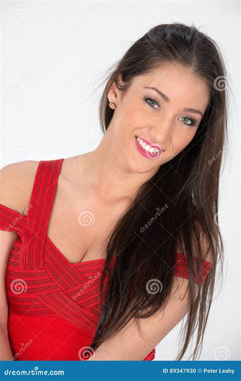 Behaarte Frau Des Brunette In Einem Roten Kleid Stockfoto Bild Von Mode Schuh