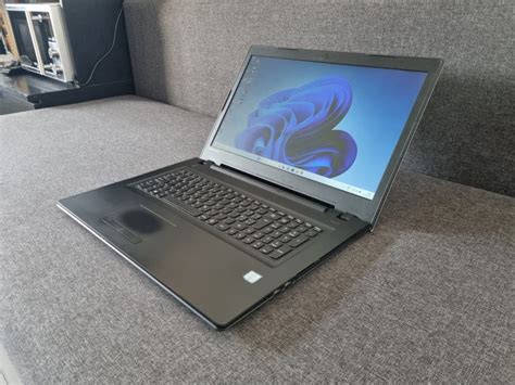 Lenovo B71-80 **i7, 17 inch, SSD, igrice, DOBRA baterija, Windows 11**