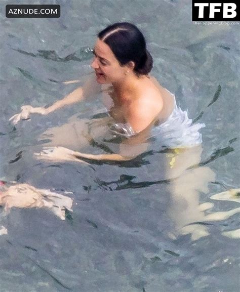 Katy Perry Sexy Seen Flaunting Her Hot Figure Wearing A Strapless Swimsuit At The Beach In