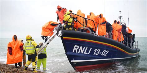 Flucht über den Ärmelkanal 150 Menschen aus Seenot gerettet taz de