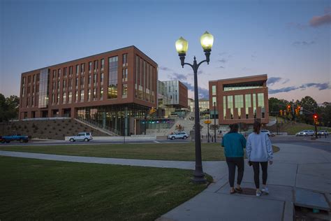 New program gives business students global leadership perspective ...