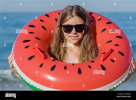 Une Fille Dans Un Maillot De Bain Avec Un Anneau Gonflable Une