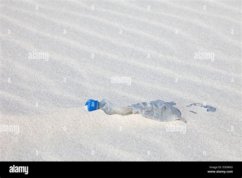 Residuos De Botellas De Plastico Desechados Fotos e Imágenes de stock