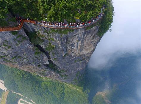 O Monte Zhanqjiajie Estreia Uma Passarela De Vidro A 300 Metros Na