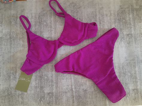 BIQUÍNI CANELADO TOP MEIA TAÇA E HOT PANT ASA DELTA Elo