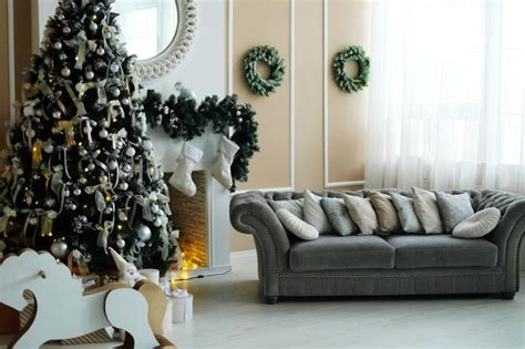 Decora O De Natal Na Sala Um Sof Almofadas E Uma Rvore De Natal