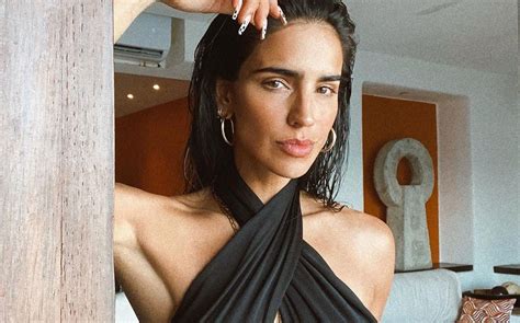 Bárbara de Regil deja ver los rollitos de su abdomen en bikini Fama