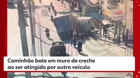 VÍDEO Caminhão fica pendurado em morro após ser atingido na traseira