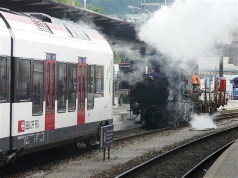 Sbb Oebb Triebzug Bei Der Einfahrt In Das Besteztes