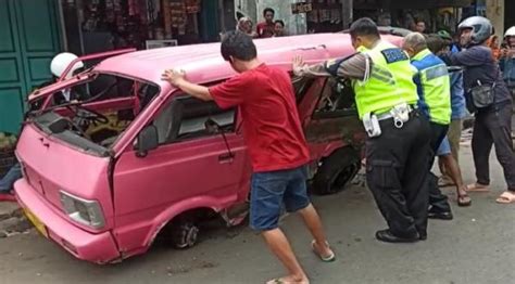 3 Orang Tewas Dalam Tabrakan Maut Mitsubishi Expander Vs Angkot Di