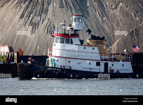 A Tugboat With American Flag On Raritan Bay Nj Stock Photo Alamy