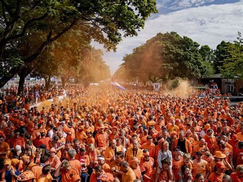 EM 2024 Niederländische Fans marschieren vor Spiel gegen Polen durch