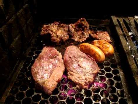 Foto De Carne Na Churrasqueira Assando Queima De Lenha Na Churrasqueira