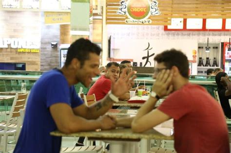 Lado B testa beijo gay em público e a reação nas ruas é surpreendente Comportamento Campo