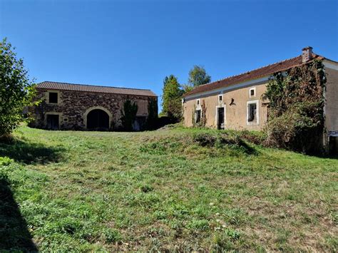 Sud Dordogne dans hameau Ancien corps de ferme en pierres à restaurer