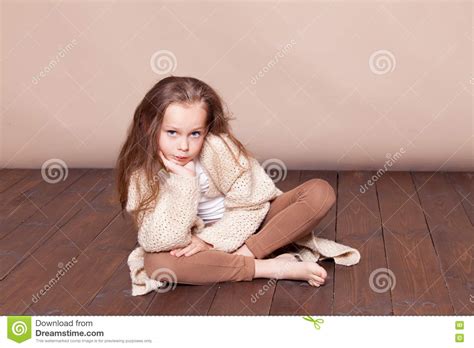 Petite Fille S Asseyant Sur Le Plancher Et Triste Image Stock Image