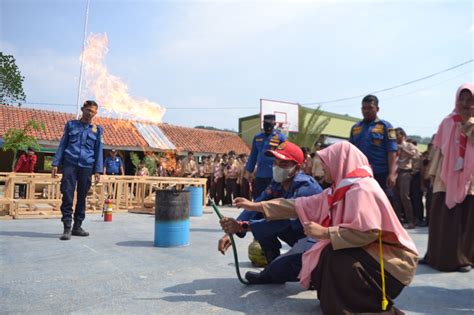 Pelatihan Edukasi Dan Simulasi Pemadam Kebakaran Di Pesantren Almadani