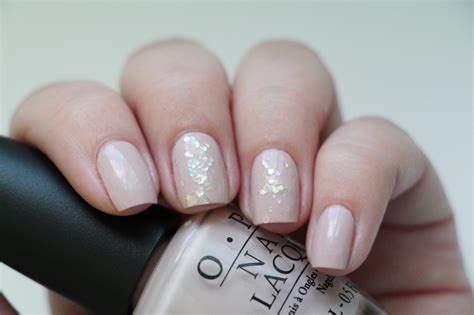 Молочная база с шиммером на ногтях - 69 фото