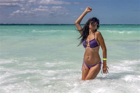 Jeune Fille Sexy Et Belle En Bikini Sur Le Rivage D Une Plage Paradisiaque Danser Touriste Aime
