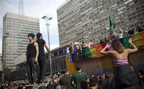 Pr Paulo Vieira Jovens Cristãos vão à Parada Gay para carregar bêbado