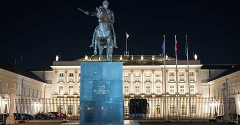 rafal trzaskowski karol nawrocki  slawomir mentzen na podium sondazu