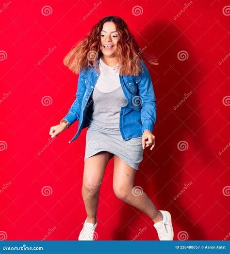Joven Y Hermosa Mujer Latina Con Ropa Informal Sonriendo Feliz Imagen De Archivo Imagen De