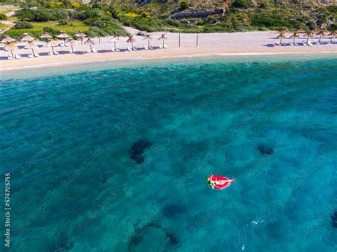 Foto De Beautiful Girl In Bikini Swims On A Strawberry Shaped Mattress In Turquoise Water In