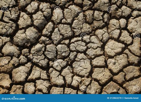 Grietas En El Suelo Tierra En Un Caluroso Verano Foto De Archivo