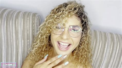 Metí mi mano en el coño de la chica caliente y se orinó por todas partes XVIDEOS