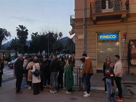 Folla e traffico a Salerno città boom di presenze mega fila al Nettuno