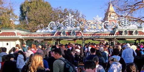 Naked Man Climbs Tianas Palace At Disneyland Screams At Families Before Arrest Disney Dining