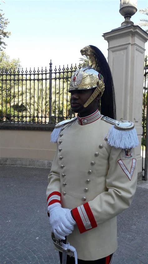 Il Primo Corazziere Di Colore Al Quirinale Origini Brasiliane Guarda