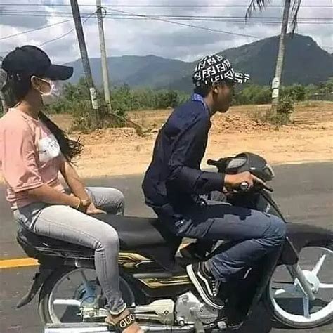 6 Pose Orang Kendarai Motor Ini Nyeleneh Santai Banget Enggak Takut Jatuh Hot Liputan6