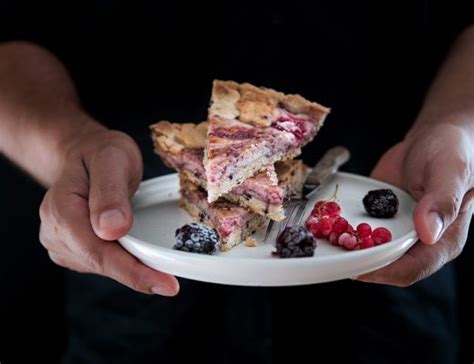 Naked Cake Al Cioccolato Crema Di Ricotta E Composta Ai Frutti Di Bosco