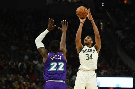 Giannis Antetokounmpo Knocking Down 3s At Milwaukee Bucks Practice