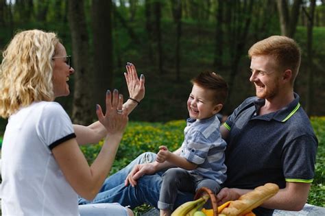 Jeune Mère Blonde Joue Avec Son Fils Lors D un Pique nique Dans Le Parc Photo Gratuite